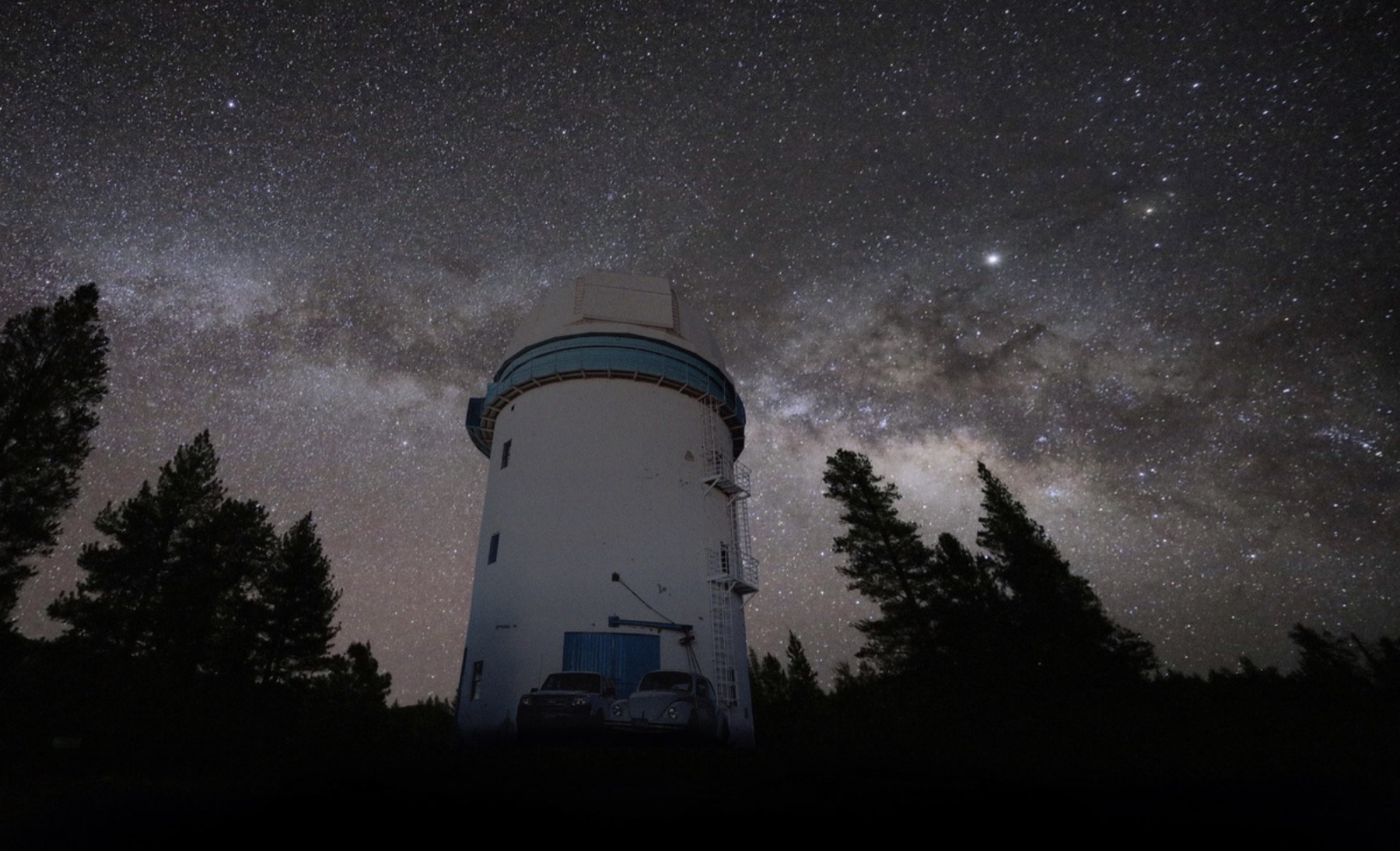 Observatorio bajo una noche estrellada para Los demonios con vodka