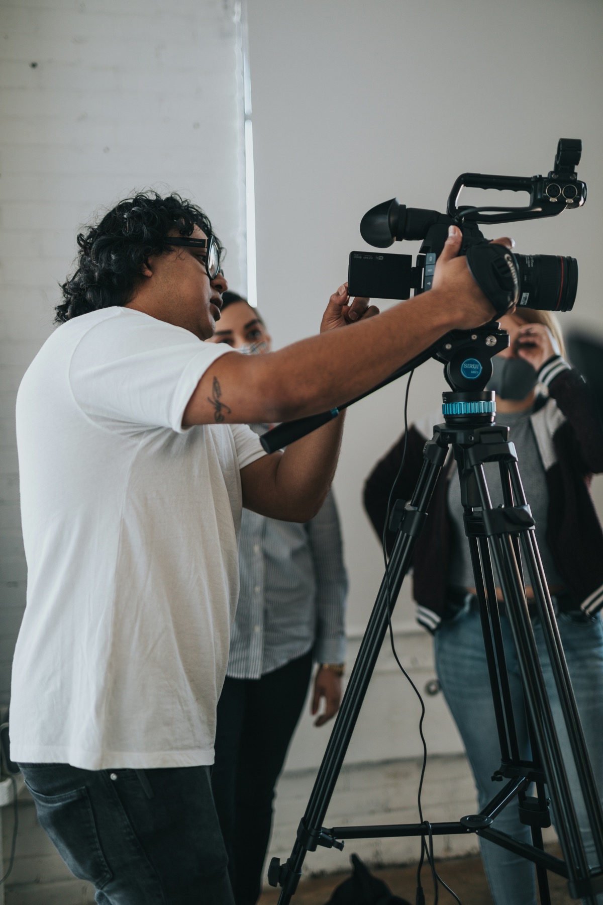 Persona operando una cámara de cine durante una sesión