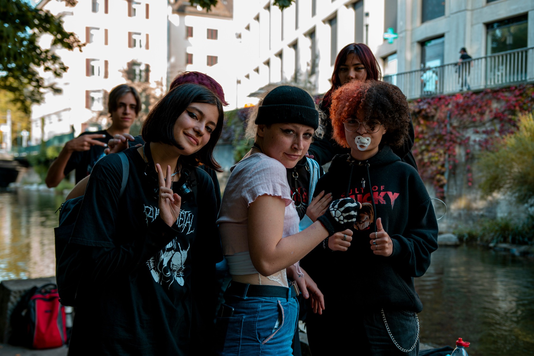 Grupo de jóvenes en un entorno urbano