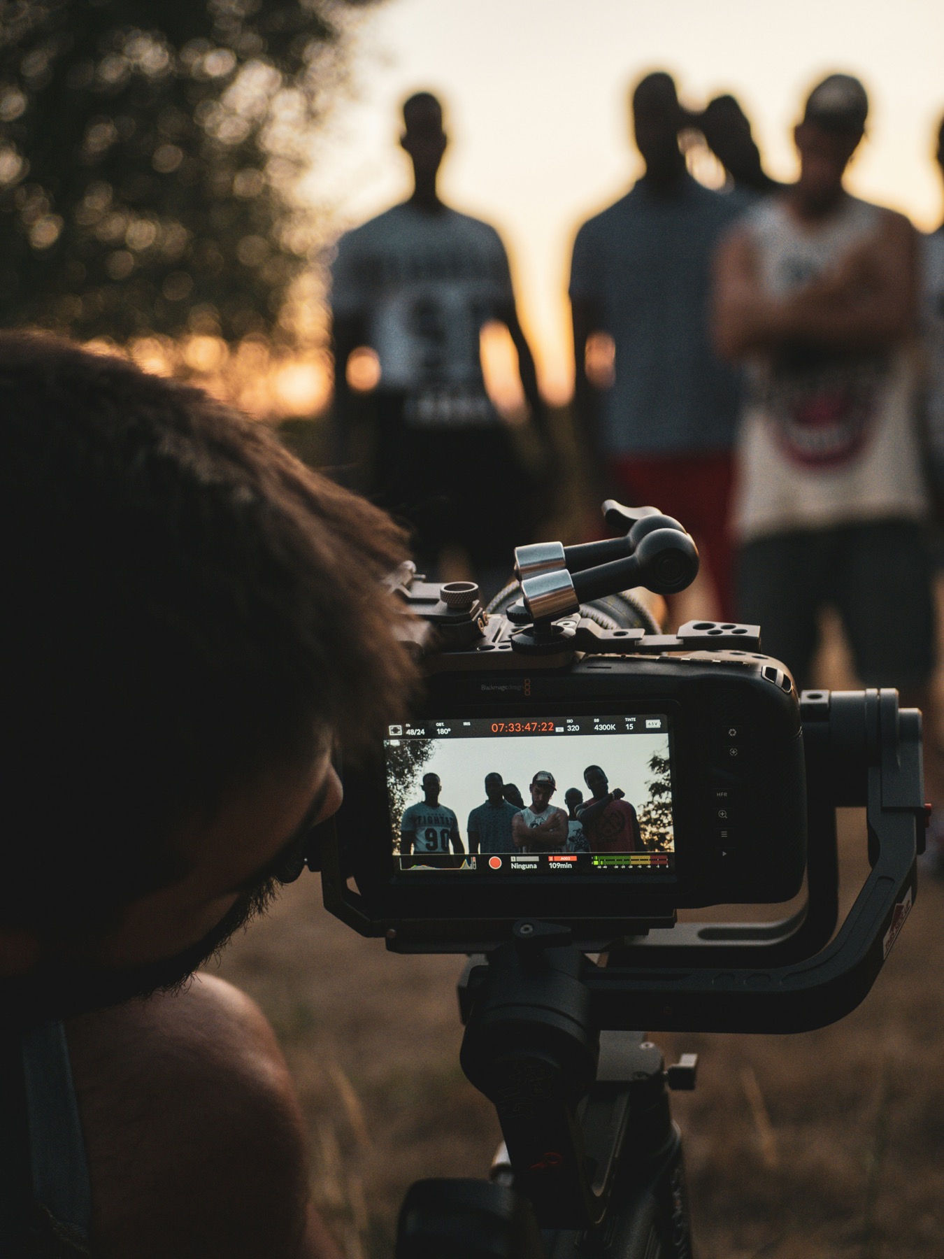 Cámara grabando a un grupo durante el atardecer
