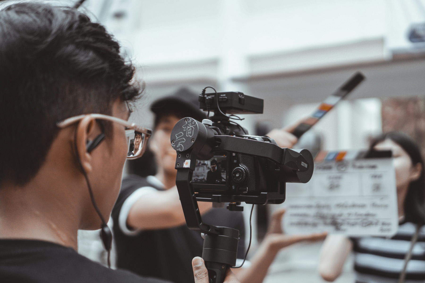 Equipo filmando con cámara estabilizada y claqueta