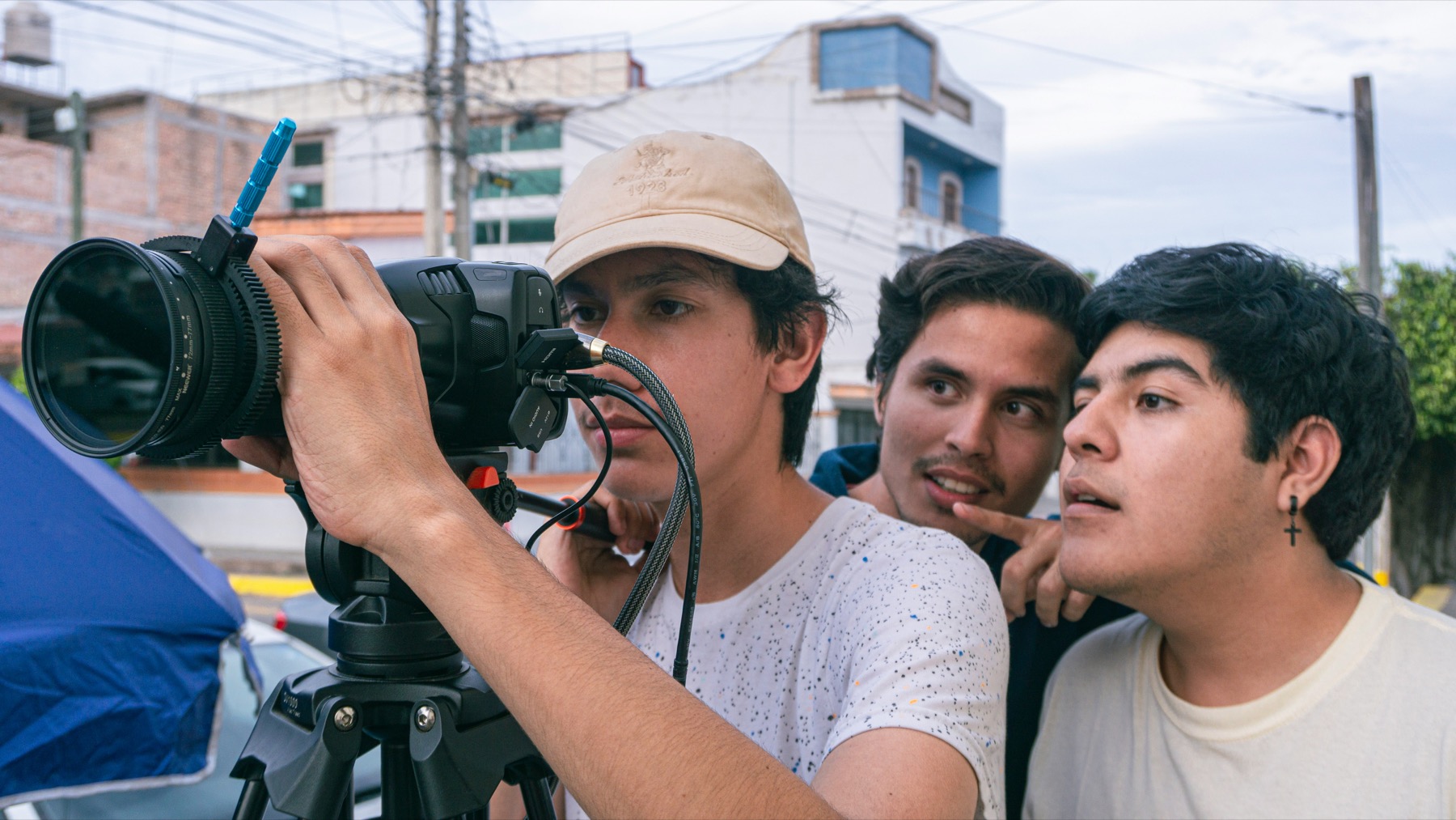 Jóvenes revisando una cámara durante una grabación