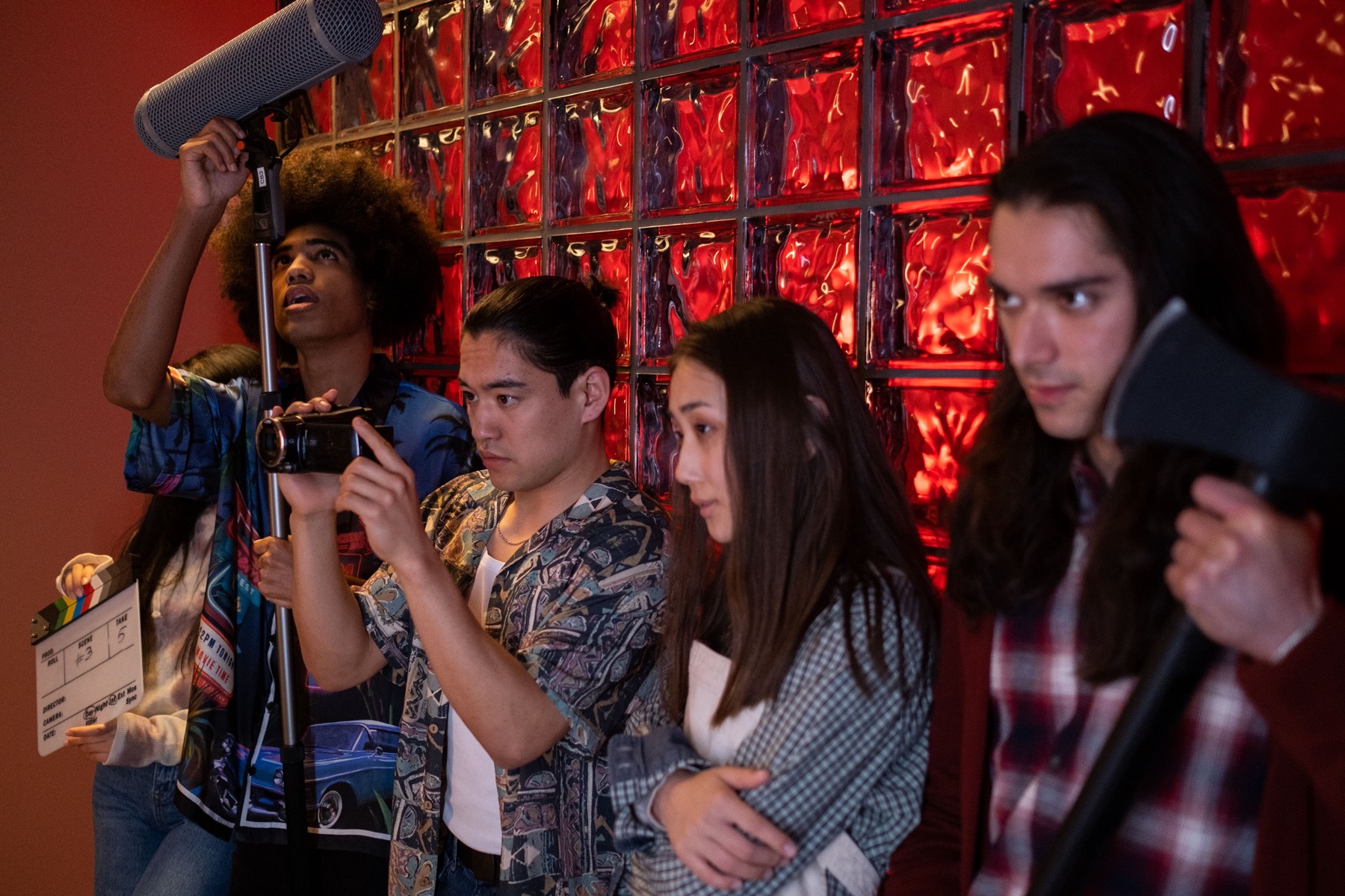 Jóvenes trabajando con cámara y sonido en un set